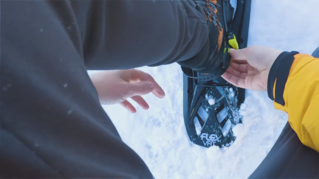 Tubbs Flex VRT Schnalle der BOA Bindung festziehen am linken Schneeschuh